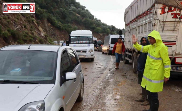 Nazilli’de sağanak yağış nedeniyle kapanan yollara anında müdahale
