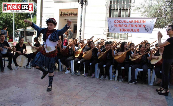 Ortaokul öğrencilerinin mini konseri sokağı şenlendirdi