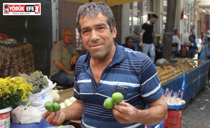 Pazar tezgahındaki ilekler, vatandaşların dikkatini çekiyor