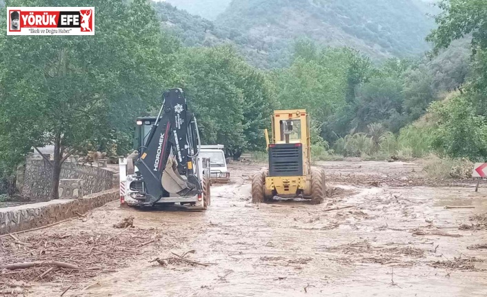 Selde mahsur kalan araçları Aydın Büyükşehir ekipleri kurtardı
