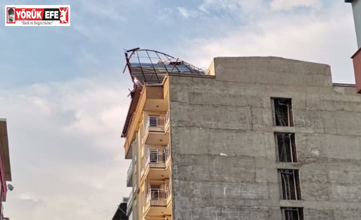 Şiddetli rüzgar apartmanın çatısını uçurdu