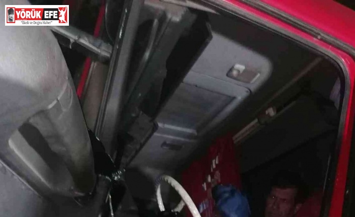 Tır şoförünü sıkıştığı yerden itfaiye kurtardı