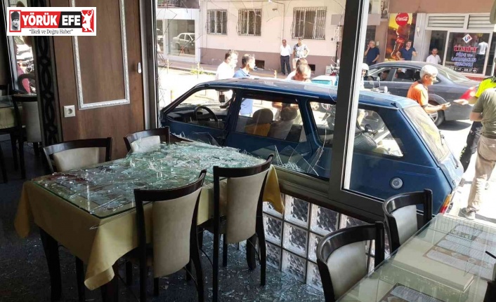 Aydın’da faciadan dönüldü: Kaza yapan otomobil lokantaya daldı