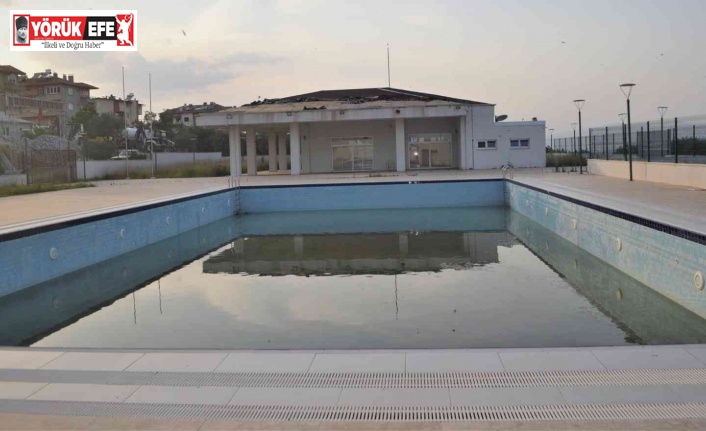 Karacasu Belediye Başkanı Erikmen’in anlamsız tutumu nedeniyle halk havuzda serinleyemiyor