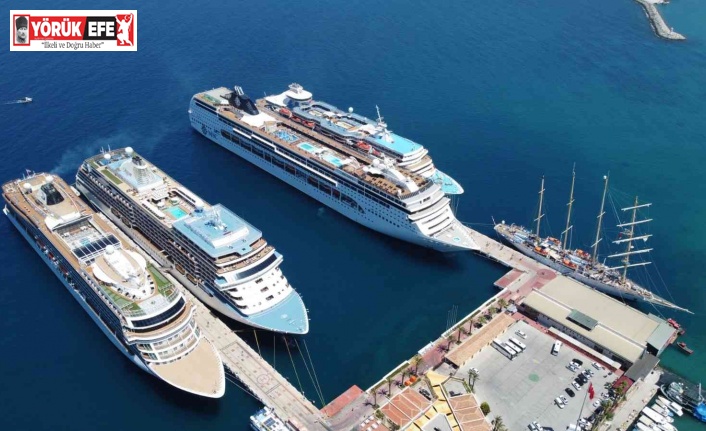 Kuşadası’na beş gemi birden yanaştı