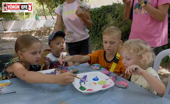 Ukraynalı çocuklar barış için taşları boyadı