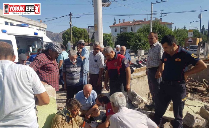 Yıktıkları binanın altında kaldılar