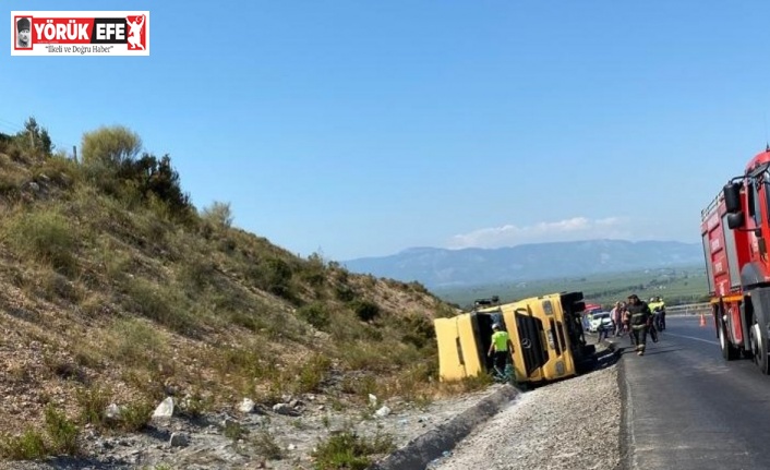 Akaryakıt tankeri devrildi, yakıt sızıntısının alev almaması için ekipler yoğun çaba sarf etti,