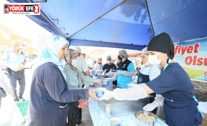 Aydın Büyükşehir Belediyesi vatandaşlara aşure ikram etti