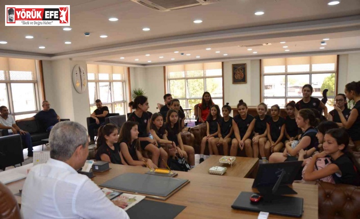 Başkan Kaplan, voleybolcu kızları misafir etti