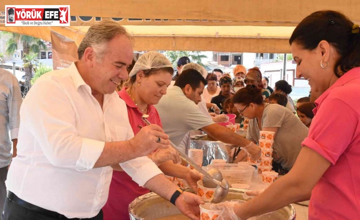 Başkan Öndeş, vatandaşlara aşure ikram etti