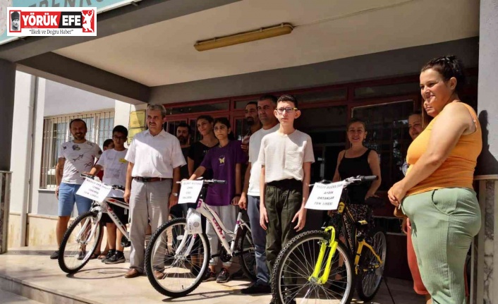Fen liselerini kazanan öğrencilere bisiklet hediye edildi