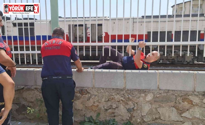 Korkulukları aşan itfaiye erleri trendeki yangına müdahale etti