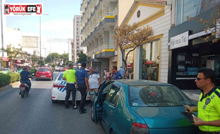 Motosiklet, aniden açılan aracın kapısına çarptı: 1 yaralı