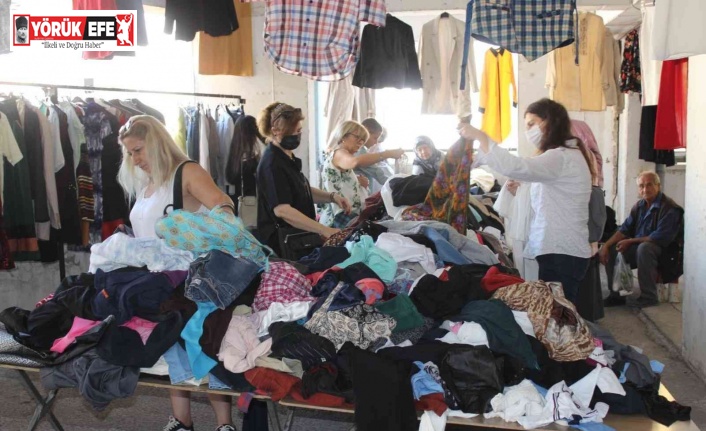 Nazilli’de ikinci el kıyafetleri toplayıp, temizleyip uygun fiyata halka satıyor