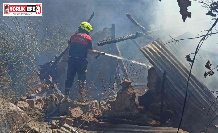 Bahçede çıkan yangın, kullanılmayan 2 evi yaktı