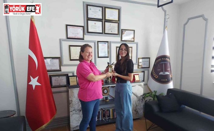 Başkan Öndeş, fen liselerini kazanan öğrencilere hediye verdi