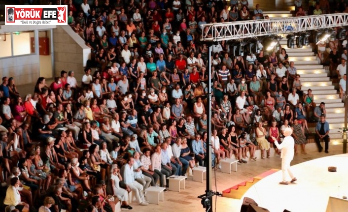 Didim’deki tek kişilik tiyatro gösterisi izleyicileri güldürdü