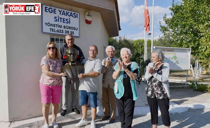 Kuşadası Belediyesi, iki siteye Atatürk Büstü hediye etti