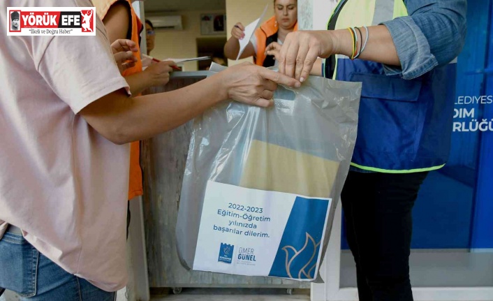 Kuşadası’nda 425 öğrenciye kırtasiye malzemesi desteği