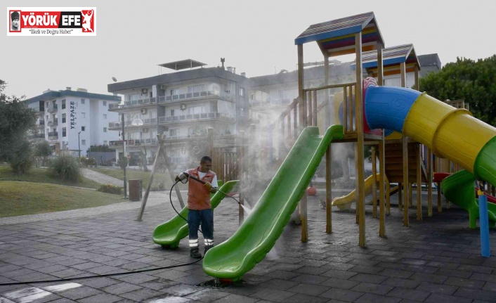 Kuşadası’nın farklı mahallelerinde temizlik çalışması sürüyor