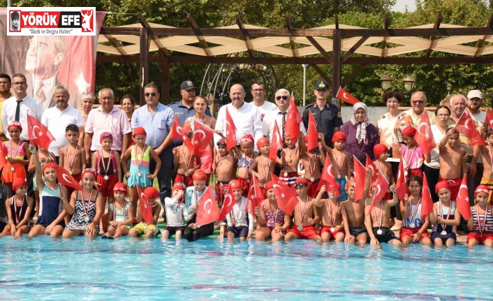 Kuyucaklı çocuklar yüzmedeki hünerlerini sergiledi
