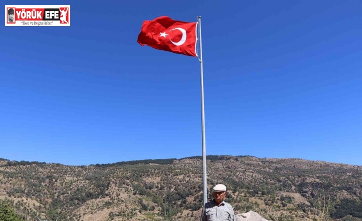 Nazilli’de zirveye dikilen Türk Bayrağı göndere çekildi