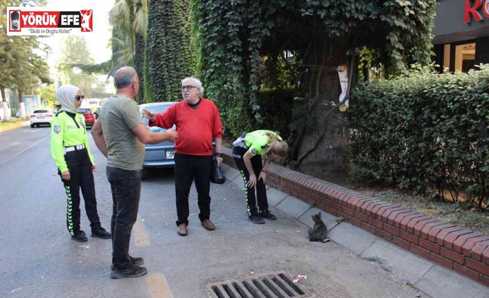 Ayağı kırılan kediyi, kadın trafikçilerin dikkati kurtardı