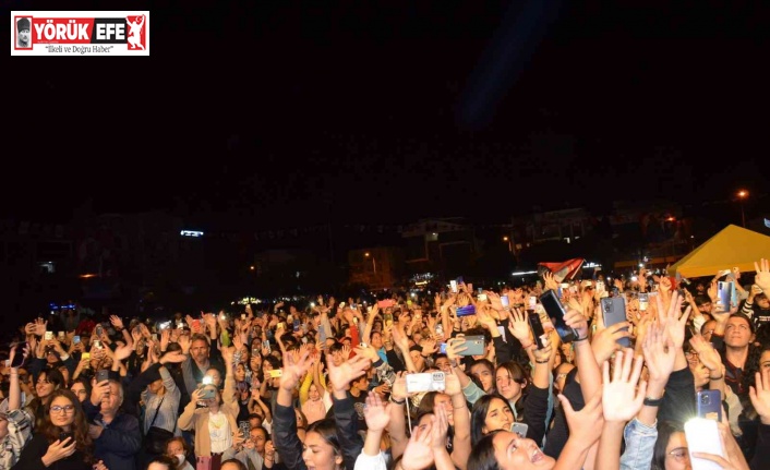 Didim’de 29 Ekim coşkusu fener alayı ve konserle kutlandı