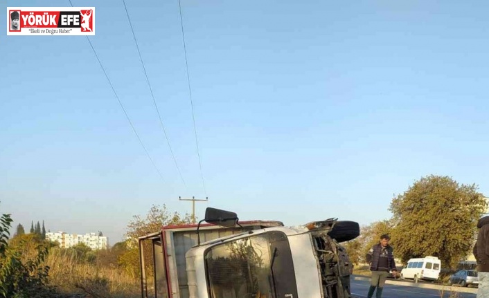 Domates yüklü kamyonet otomobil ile çarpıştı