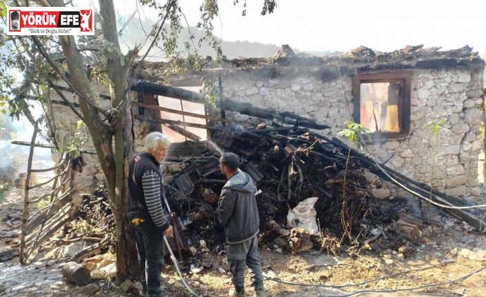 Karacasu’da müstakil ev çıkan yangında küle döndü