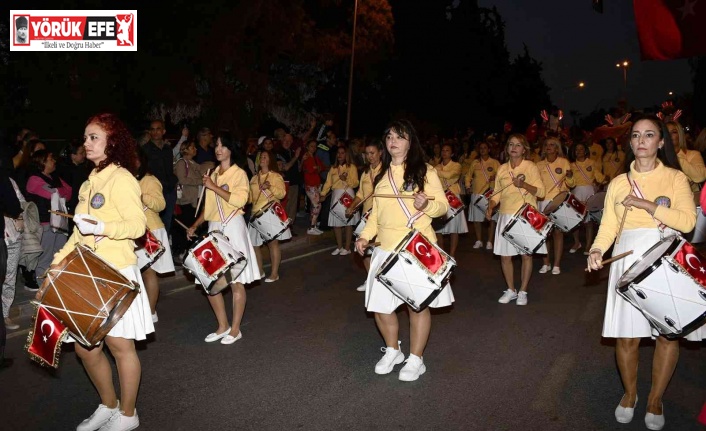 Kuşadası 5 kilometre uzunluğundaki kortej ile cumhuriyet için yürüdü