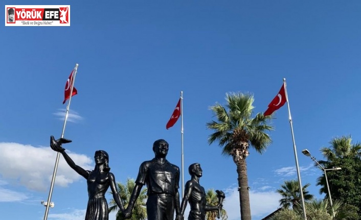 Kuşadası’daki Atatürk heykeli aslına uygun olarak yenilendi