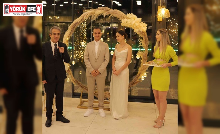 Önce kordon bağlarını, sonra nişan kurdelelerini kesti