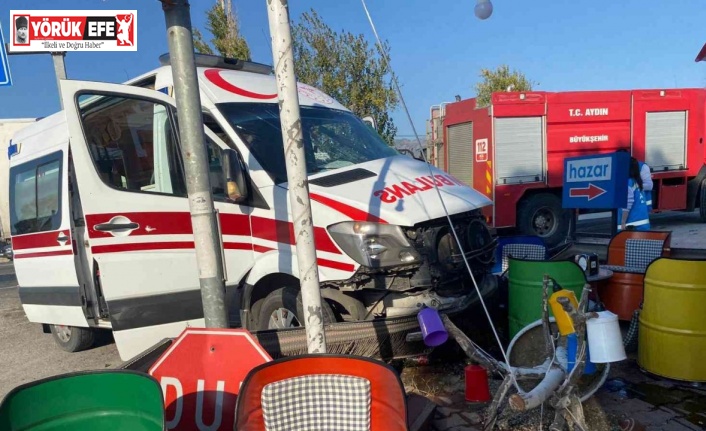 Hasta naklinden dönen ambulans ile kamyon çarpıştı: 4 yaralı