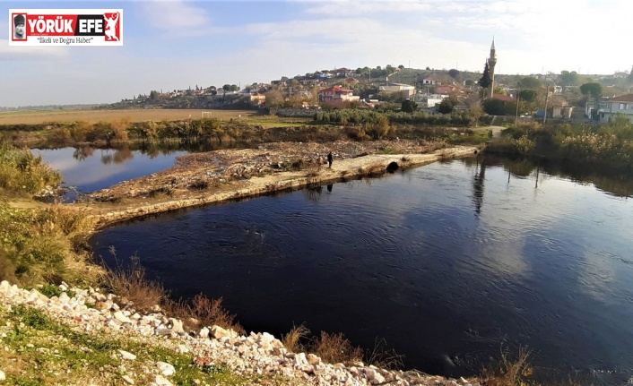 Büyük Menderes Nehri çöp akıyor