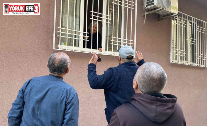 Dolandırıcıların hedefi olan yaşlı kadın, polis dahil kimseye kapıyı açmadı