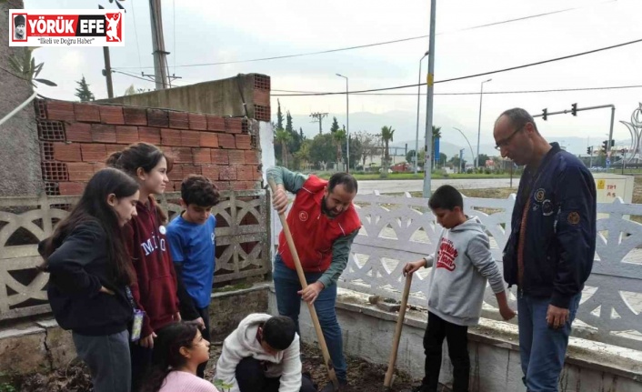 Germencik’te gönüllüler cami bahçesine fidan dikti