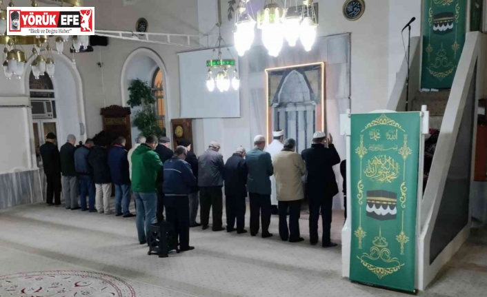 Germencik’te vatandaşlar sabah namazında bir araya geliyor