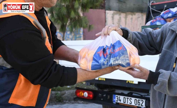 Kuşadası Belediyesi 1 haftada 5 ton mandalinayı ihtiyaç sahiplerine ulaştırdı