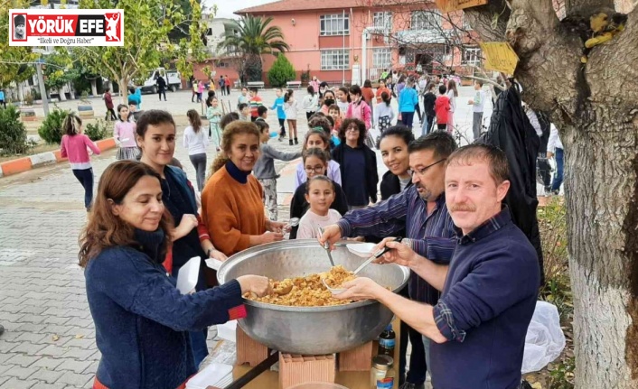 Velilerden toplanan bayat ekmekler, öğretmenlerin elinde yemeğe dönüştü