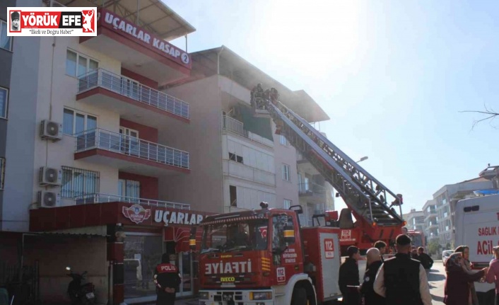 Yangın nedeniyle çatıda mahsur kalan 8’i çocuk 13 kişi kurtarıldı
