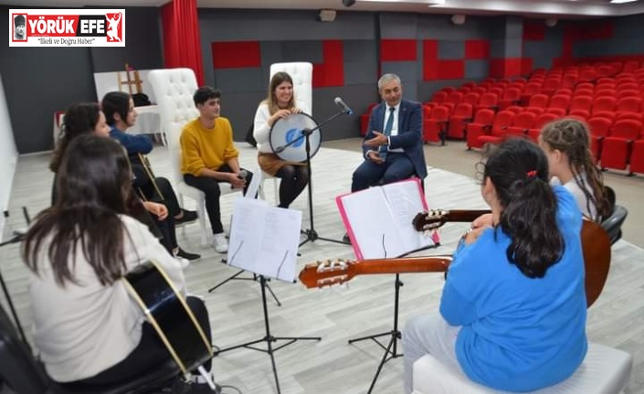 Başkan Kaplan, gitar kursu öğrencileri ile bir araya geldi