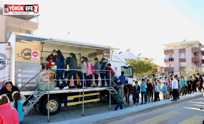 Didim Belediyesi ilçede eğitim gören öğrencilere sıcak çorba ikramında bulunuyor