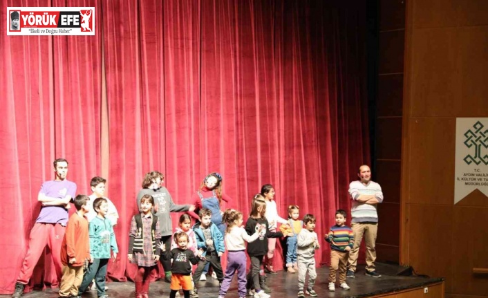 Efeler’in tiyatro sanatçılarından öğrencilere tatil hediyesi