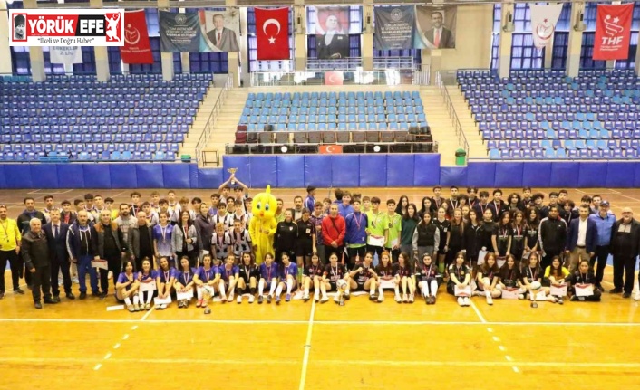 Genç Futsal şampiyonları kupayı kaldırdı