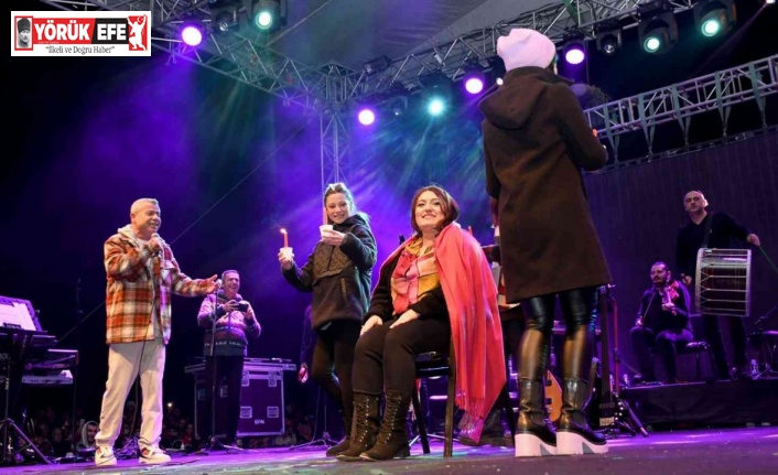 Kuşadası yeni yıla sokak partisiyle girdi