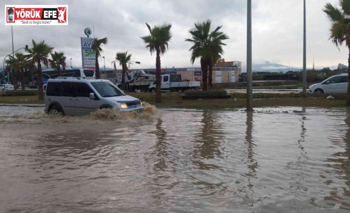 Kuşadası’nda sağanak yağış etkili oldu