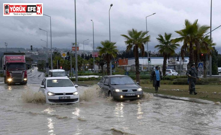 Kuşadası’nda sağanak yağmur, çevre yolunu kilitledi