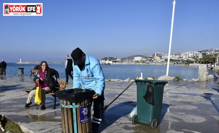 Kuşadası’nda yeni yıl sonrası temizlik çalışması yapıldı